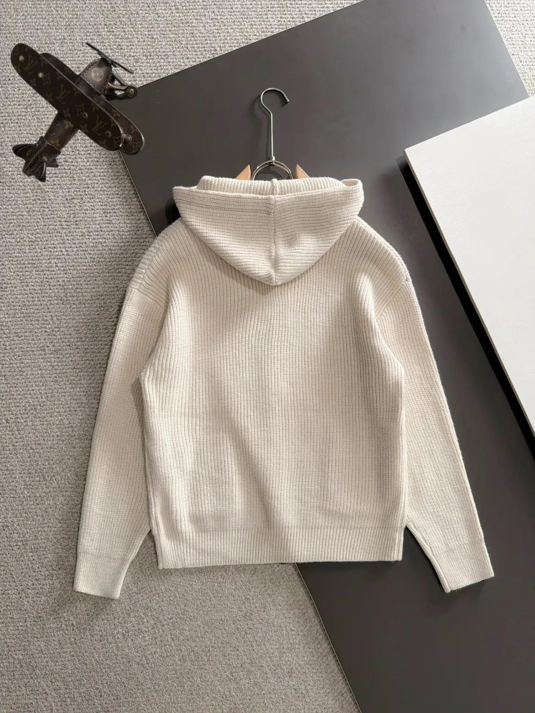 Next day shipment Big Goose high quality 2026 autumn and winter latest sweaters from the official website, on sale at the counter simultaneously Hot Sale! Specially made of wool blended fabric. It feels comfortable and can be directly in contact with the skin. The logo badge is exquisitely embroidered, which is extremely eye-catching! The details highlight the fashionable charm of big brands. Exquisite workmanship. Three-dimensional cutting style. The wearing effect is invincible and handsome! All three standards are complete! Sizes:M-3XL